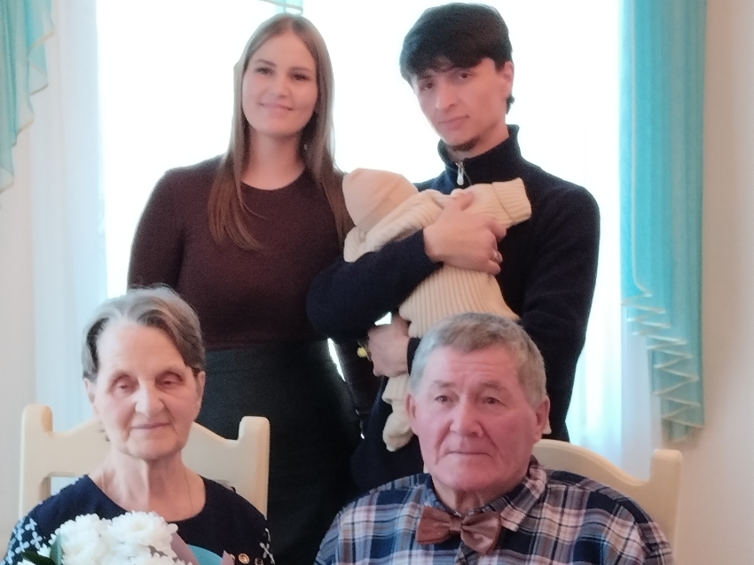 Рука об руку 55 лет: супруги из Улет отметили изумрудную свадьбу